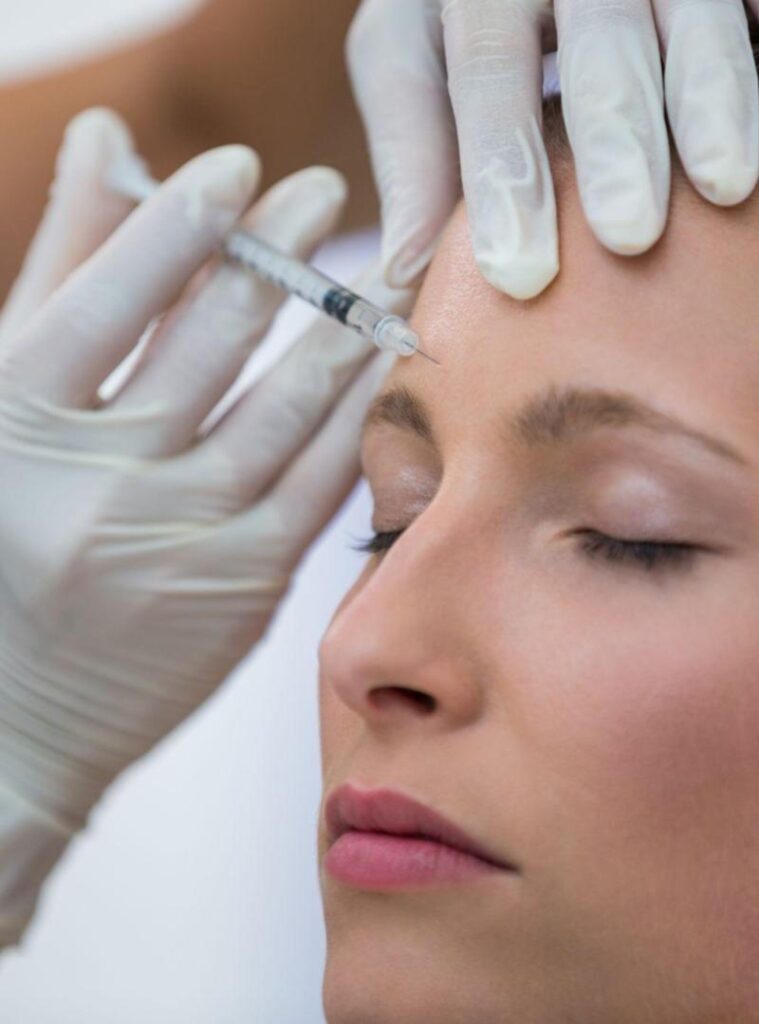 mujer inyeccion acido hialuronico clinica medico estetico madrid